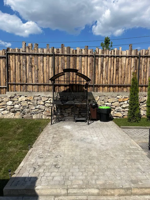 Уютный дизайнерский коттедж с территорией