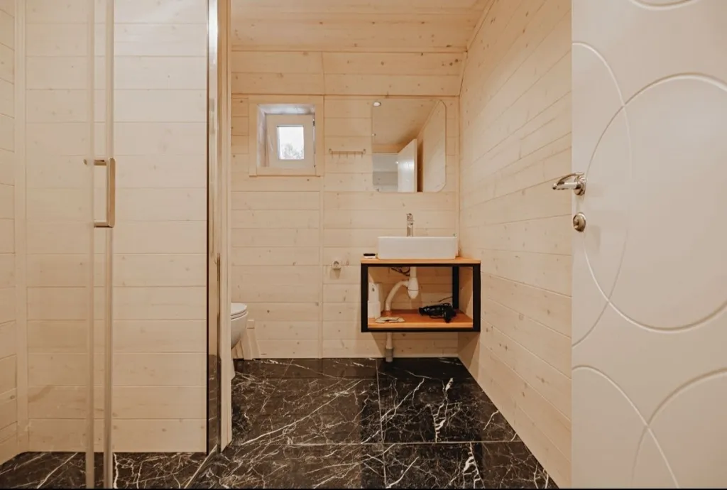 Уютный дом в черте города в окружении леса