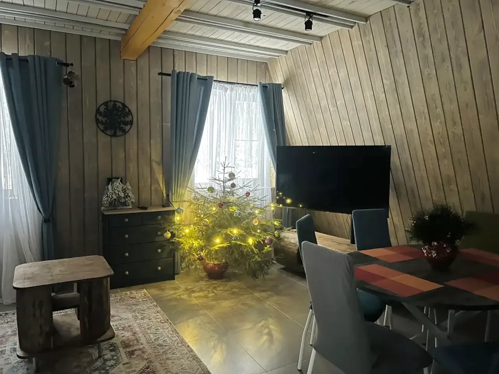 Уютный дом в лесном массиве недалеко от реки