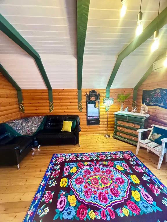 Просторный дом с банькой и видом на храм