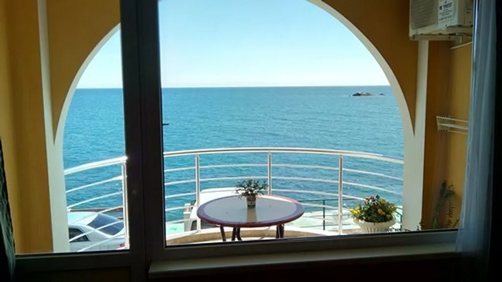 Двухкомнатная квартира у самого моря!(первая линия)