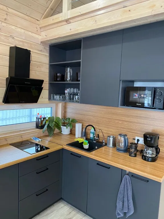 Дом с панорамными окнами и видом на озеро