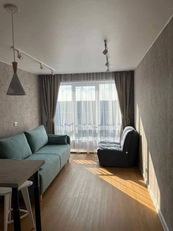 Шикаpная студия с панoрамными окнами и великoлепным видoм на лec