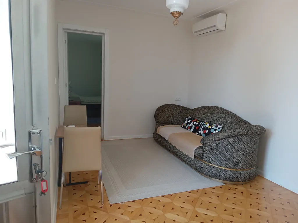 Флигель с балконом в саду