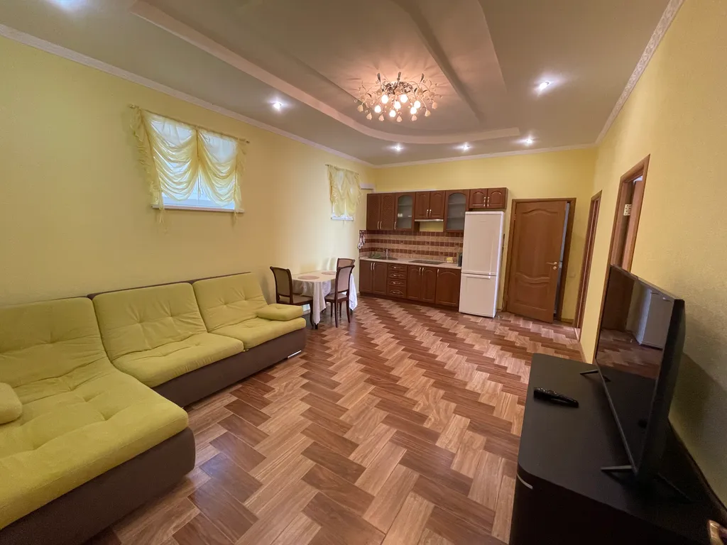 Дом с бассейном для большой компании