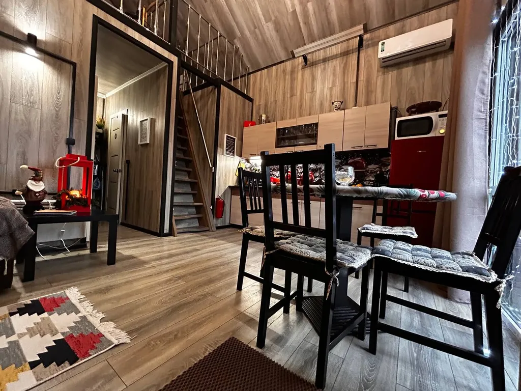 Дом с купелью и сауной, костровой зоной, мангалом и качелями