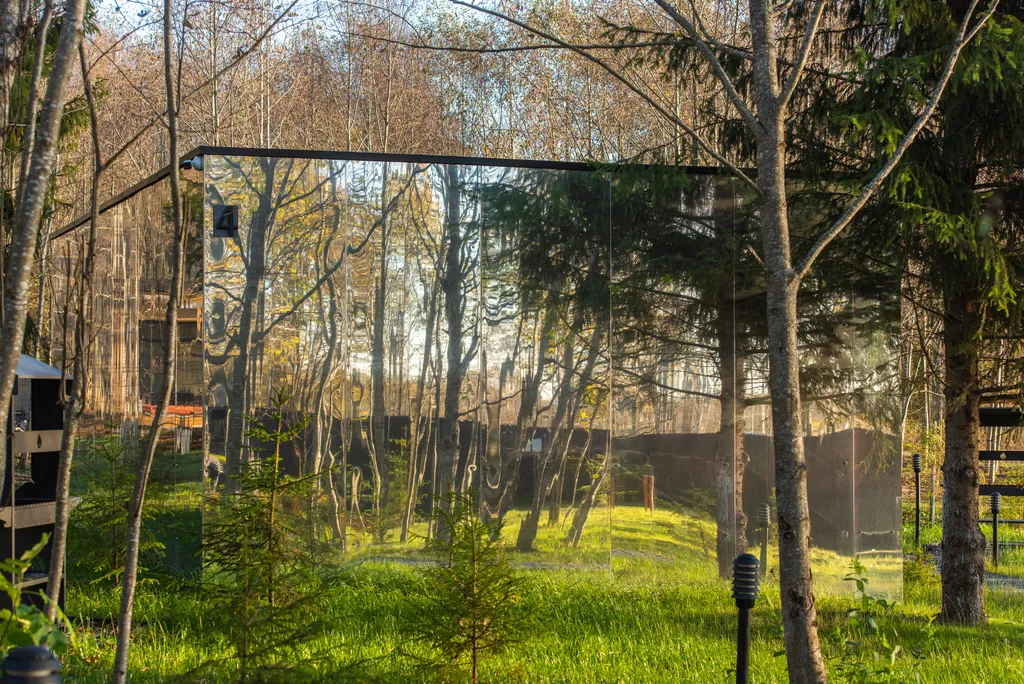 Зеркальный домик с террасой и теплой купелью