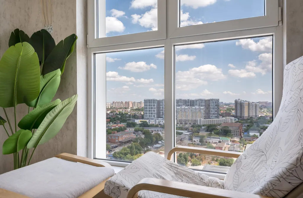 Апартаменты с видом на город в жк большом, в окнах виден закат