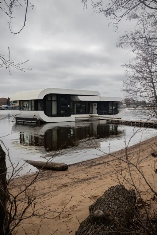 Дом на воде на Крестовском острове
