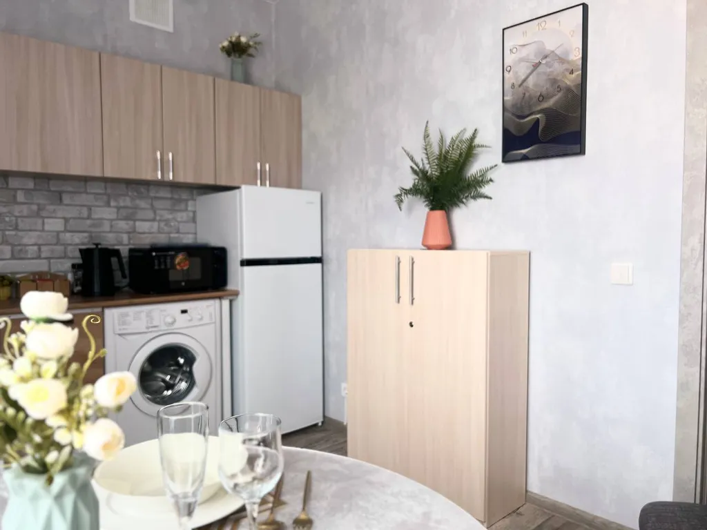 Новый апартамент с зоной отдыха на балконе