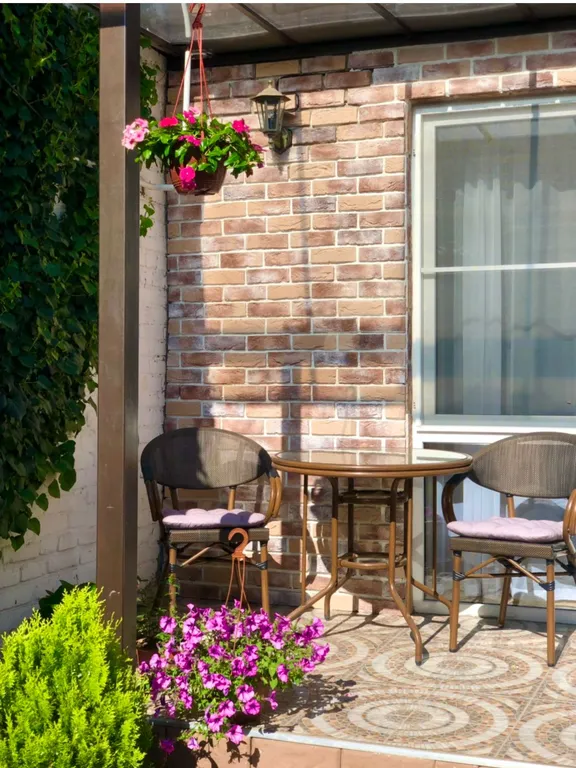 Уютный дом с двориком в центре города