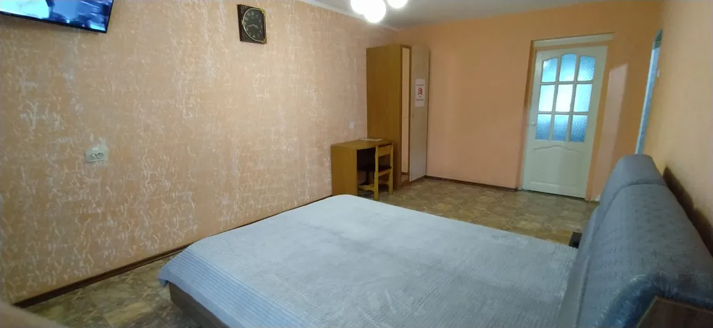 Двуспальная кровать и огромный смарт ТВ