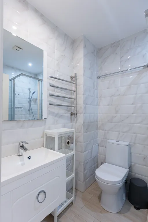 Двухэтажный дом с видом на горы, террасой и парковкой