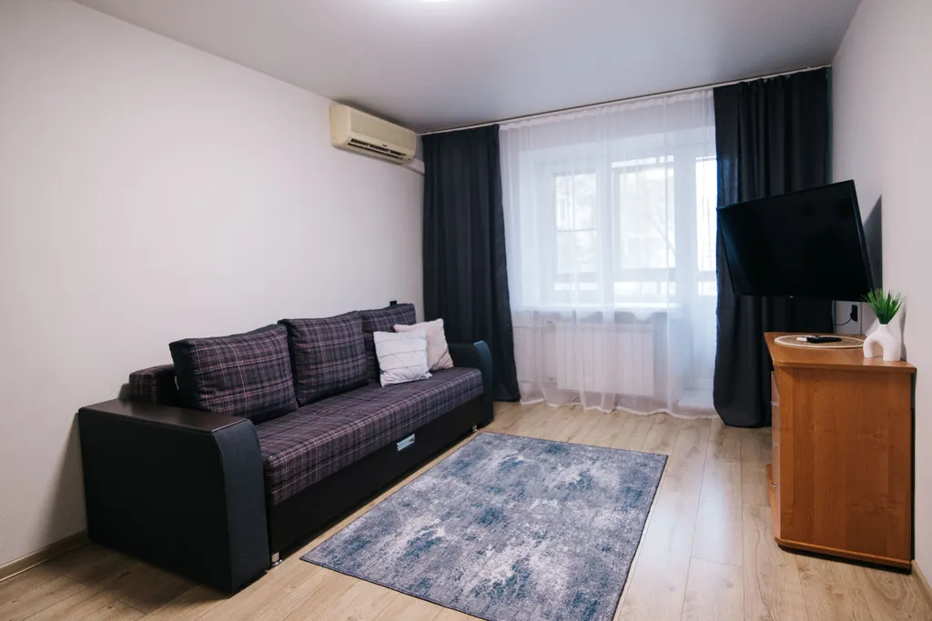 Двухкомнатная квартира рядом с площадью Ленина