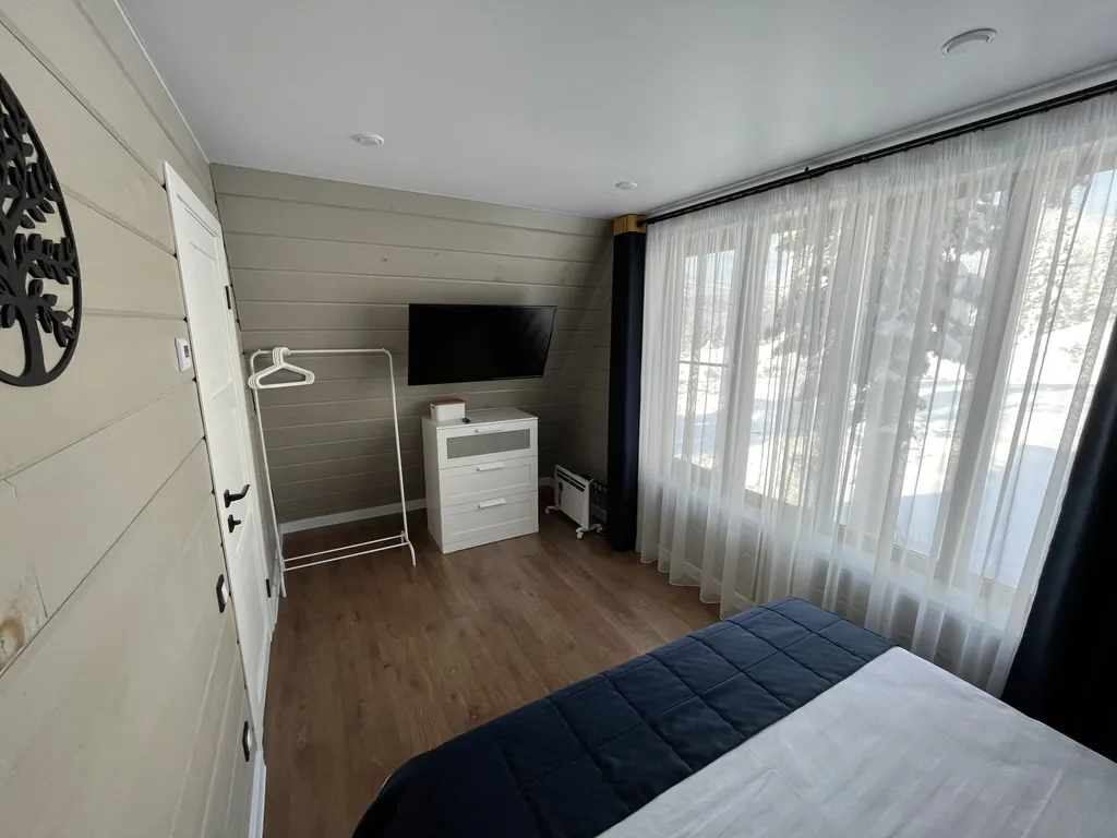 Уютный треугольный домик в лесу