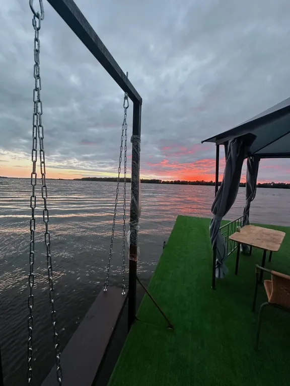 Двухэтажный дом на берегу реки Волга