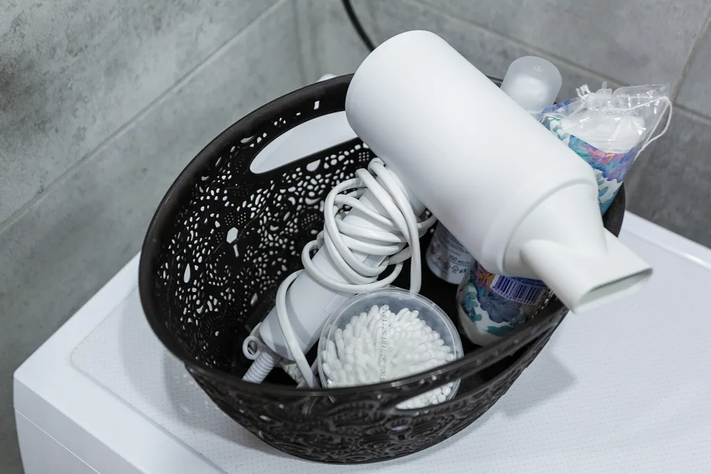 Стильная студия с кондиционером, качелями и кофеваркой