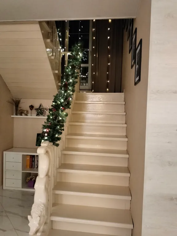 Уютный коттедж с дровяным камином, в окружении лесного массива