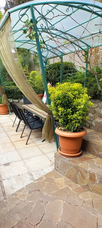 Частный дом с территорией