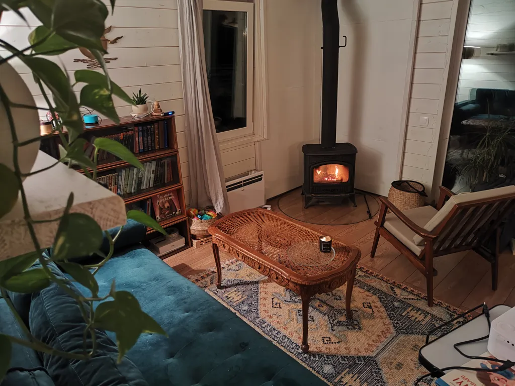 Дом с панорамными окнами и камином в Болотов Деревне