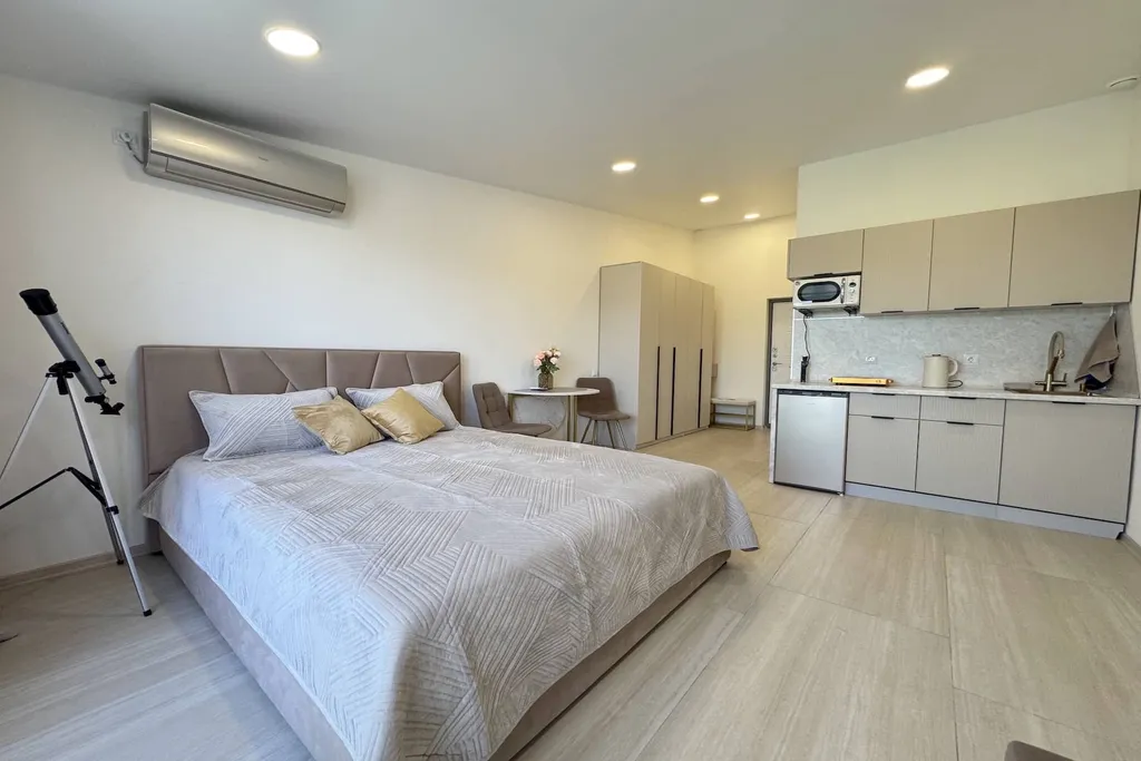 Красивая студия на берегу моря