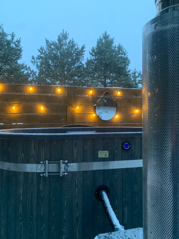 Скандинавский дом с ванной внутри и видом на лес