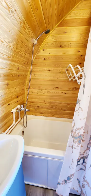 Уютный кемпинг с видом на лес