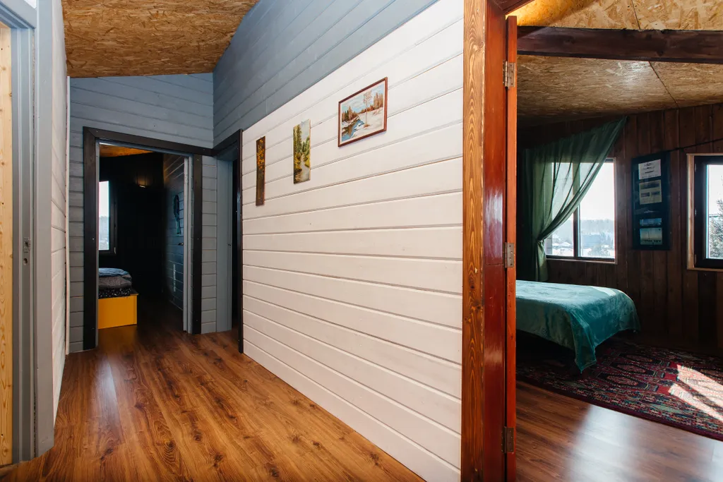 Дом с кораблем на берегу реки