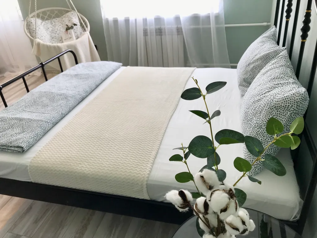 Уютная студия с качелями и видом на тихий зеленый сад