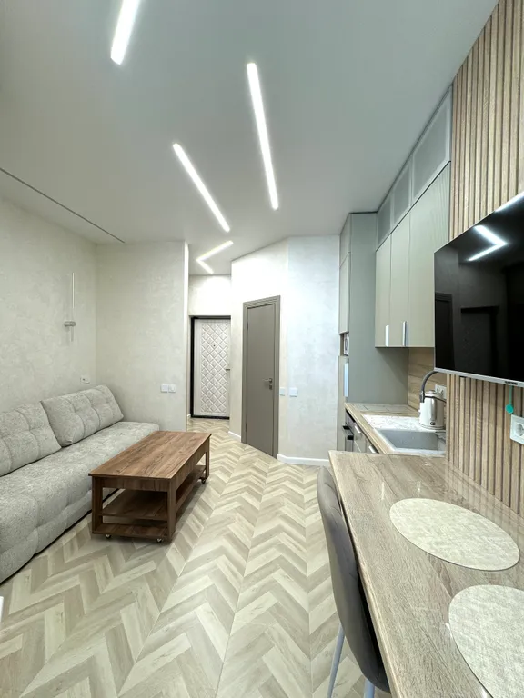 Евродвухкомнатный апартамент с балконом на первой линии