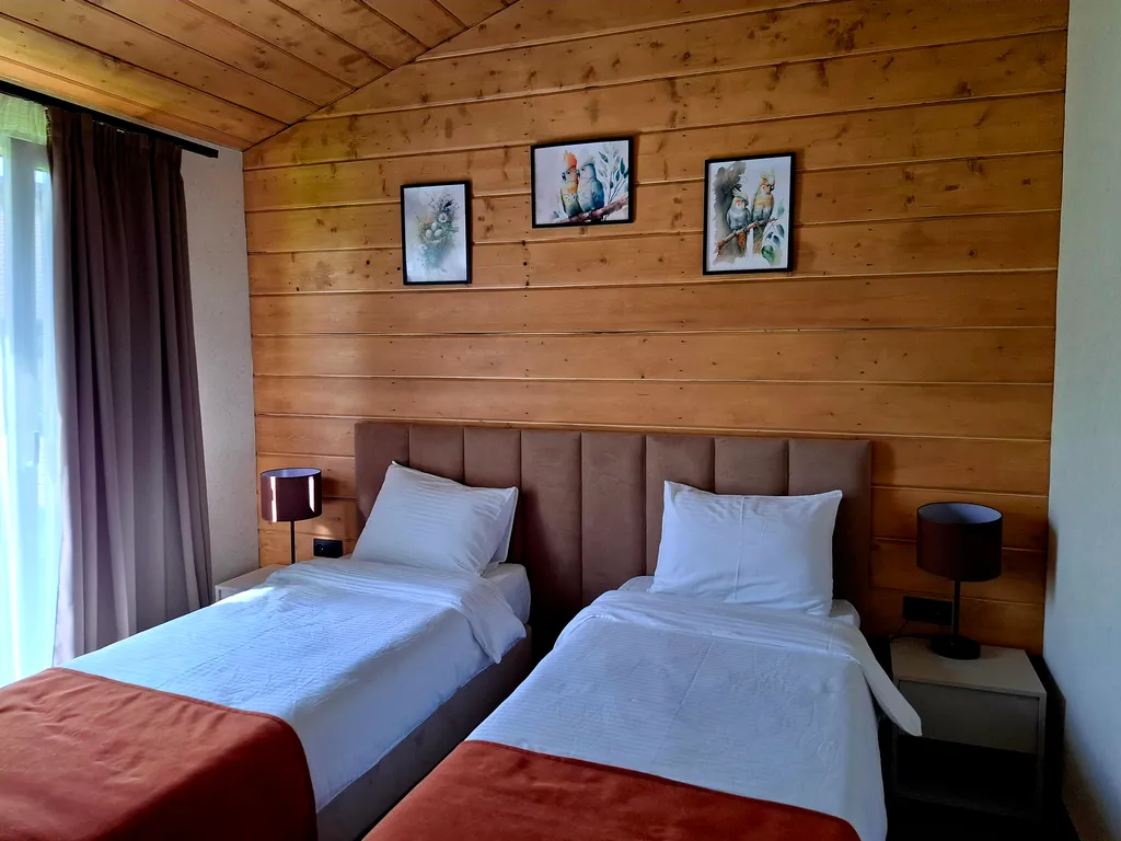 Просторный двухкомнатный коттедж в лесу у пруда