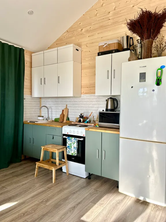 Дом на реке и краю соснового леса