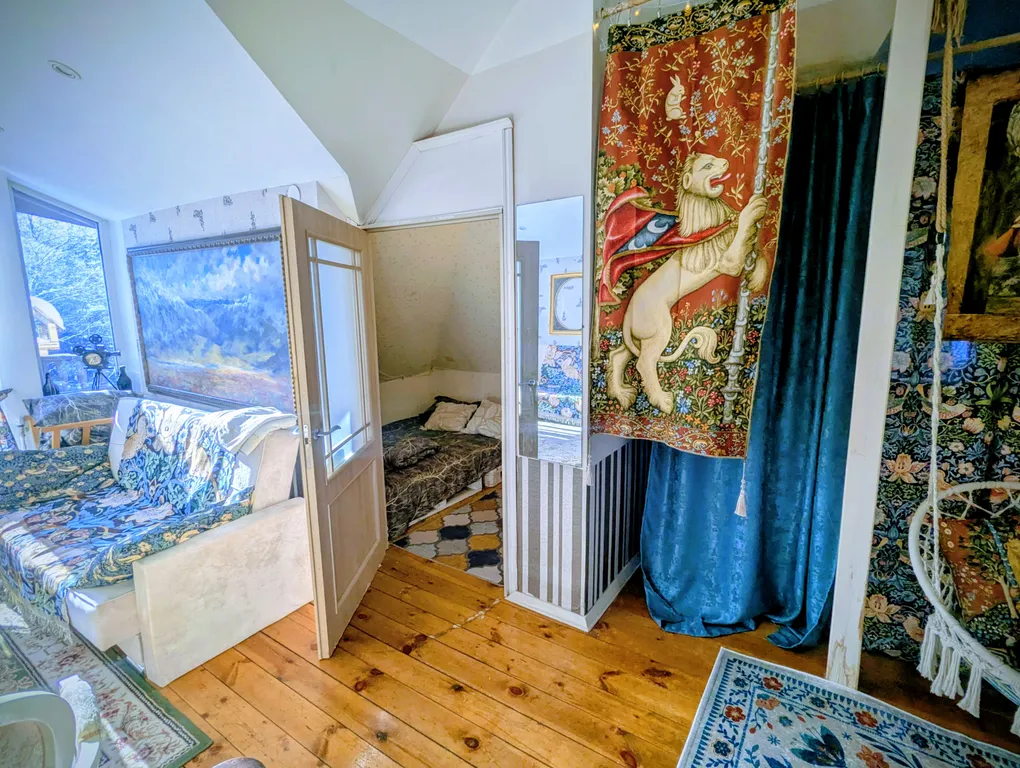 Большой красивый дом с камином в лесу