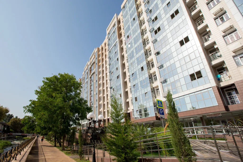 Красивая однокомнатная квартира с балконом на первой линии у моря