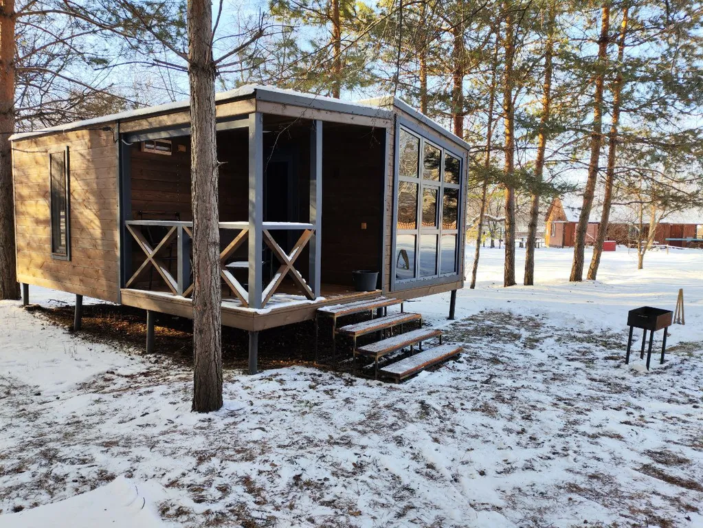 Домик в лесу с панорамным окном