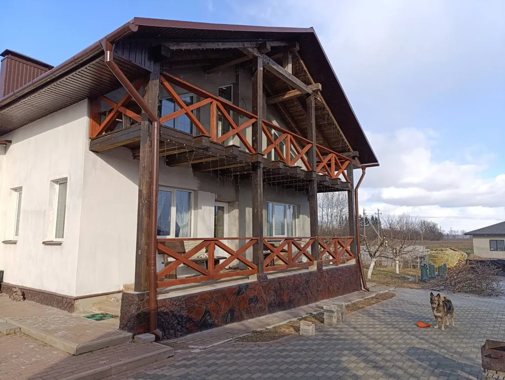 Уютный домик в деревне с беседкой и мангалом на улице