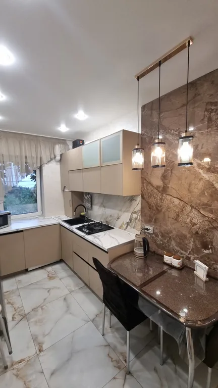 Коттедж с шикарной видовой террасой и шезлонгами