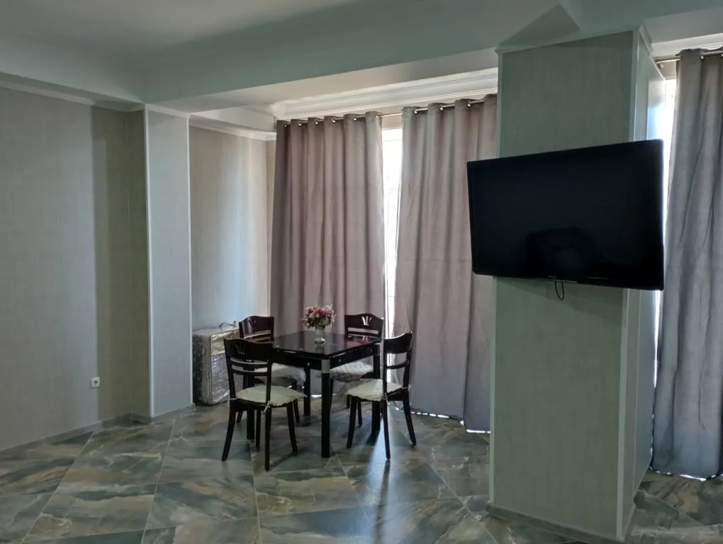 Уютная квартира-студия с панорамными окнами и видом на море