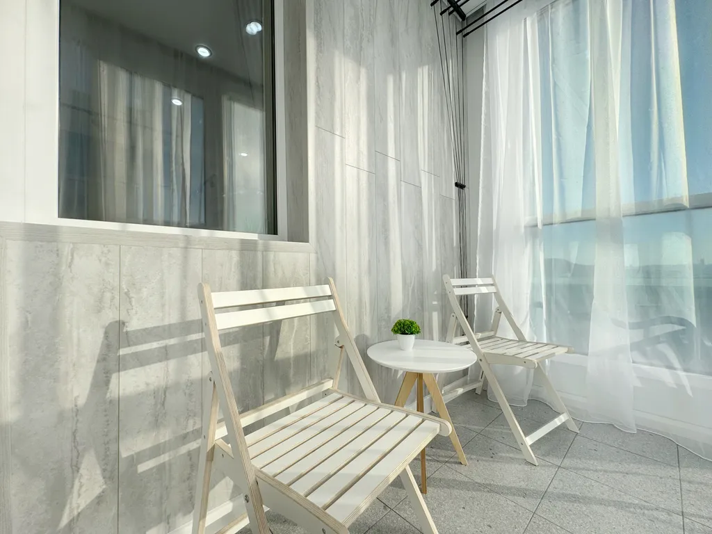 Светлая студия с панорамной лоджией