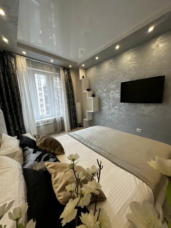 Стильные апартаменты с парящей кроватью и джакузи