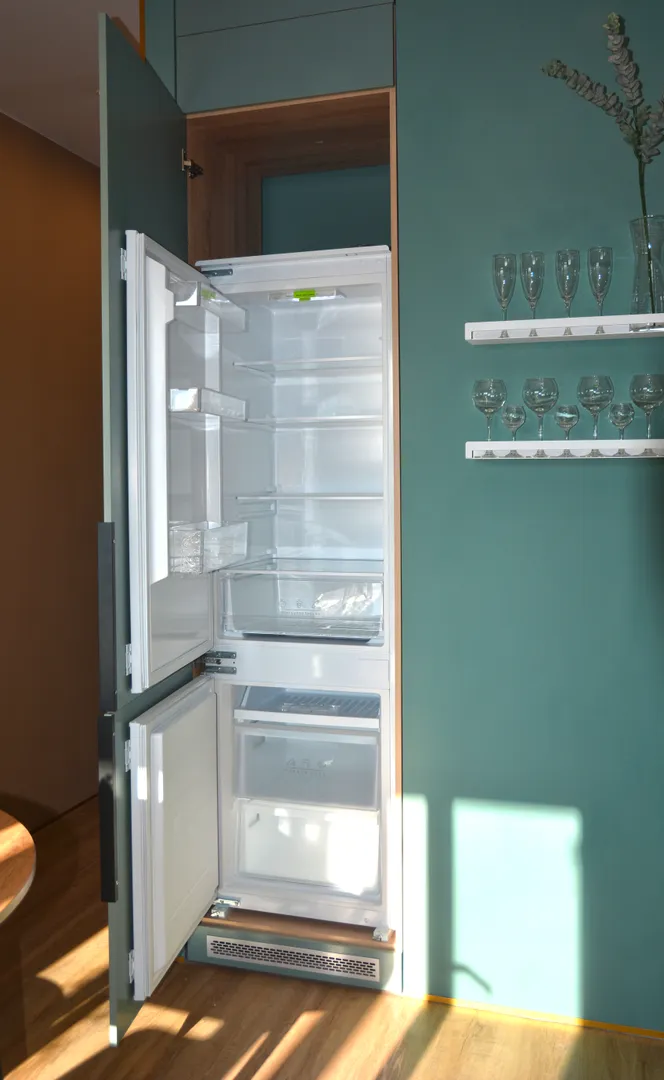 Полноценный большой холодильник с морозилкой
