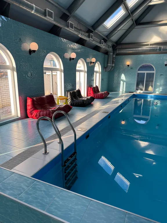 Дом с большим бассейном