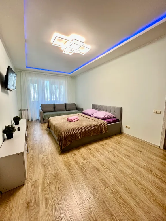 Новая евротрешка в центре города с красивым видом из окон