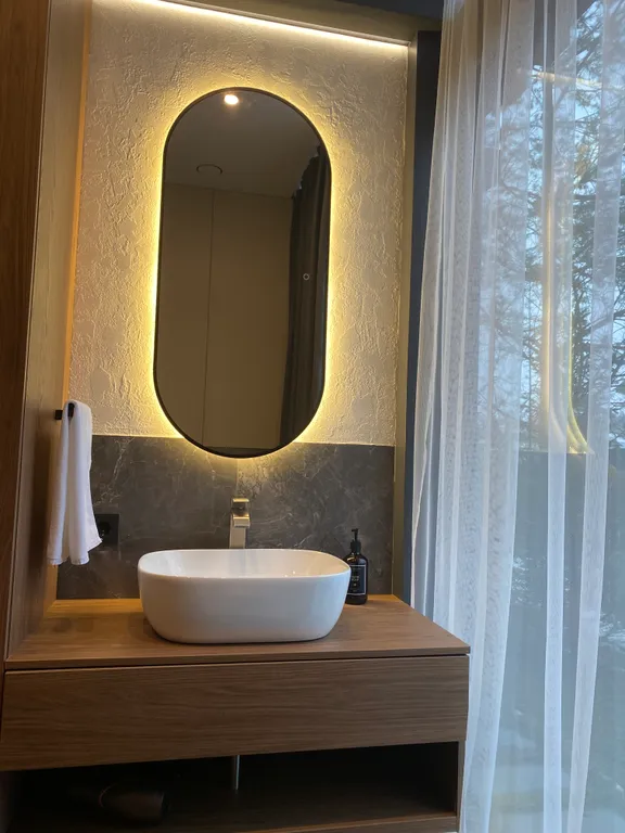 Премиальный загородный дом с теплым бассейном, на берегу