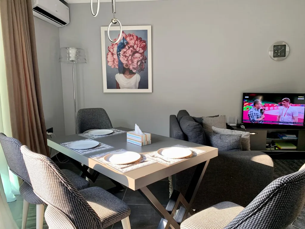 Современный апартамент с балконом и террасой с видом на море и горы