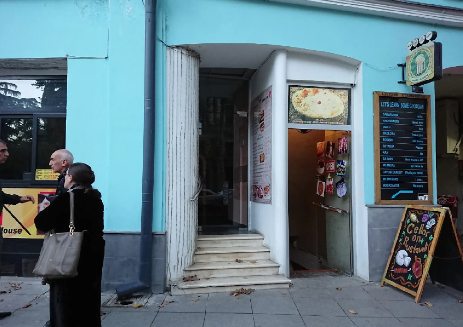 Вход в кафе на первом этаже