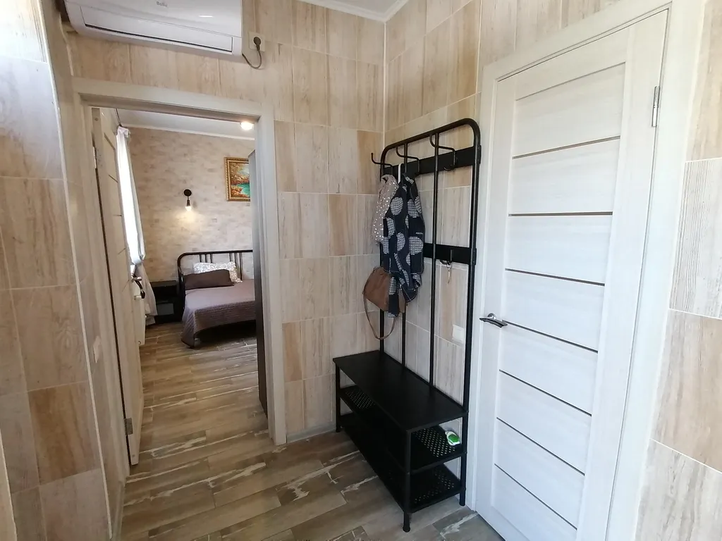 Двухкомнатный современный отдельный дом со своим двором и парковкой