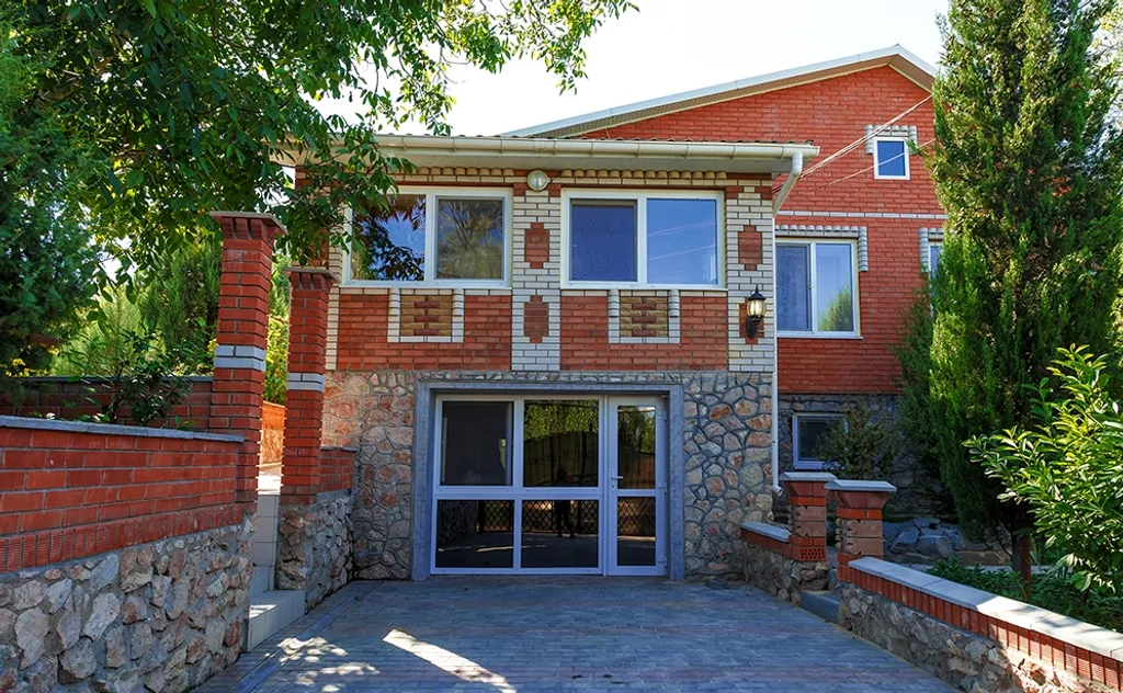 Коттедж Дом 3 спальни, большой двор беседка мангал усадьба Можжевеловый дворик — Айвовое