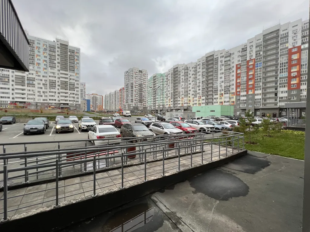 Дизайнерская квартира с огромным телевизором напротив кровати