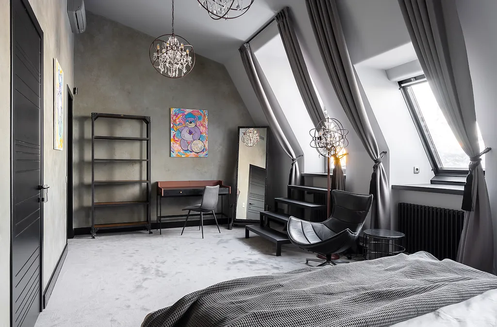 Потрясающая Mанcаpдa c тpемя бaлконaми и видом нa Фoнтанку